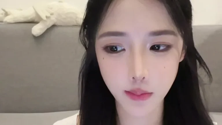 慢万拍小姐in 重生之我是女主播 缩略图